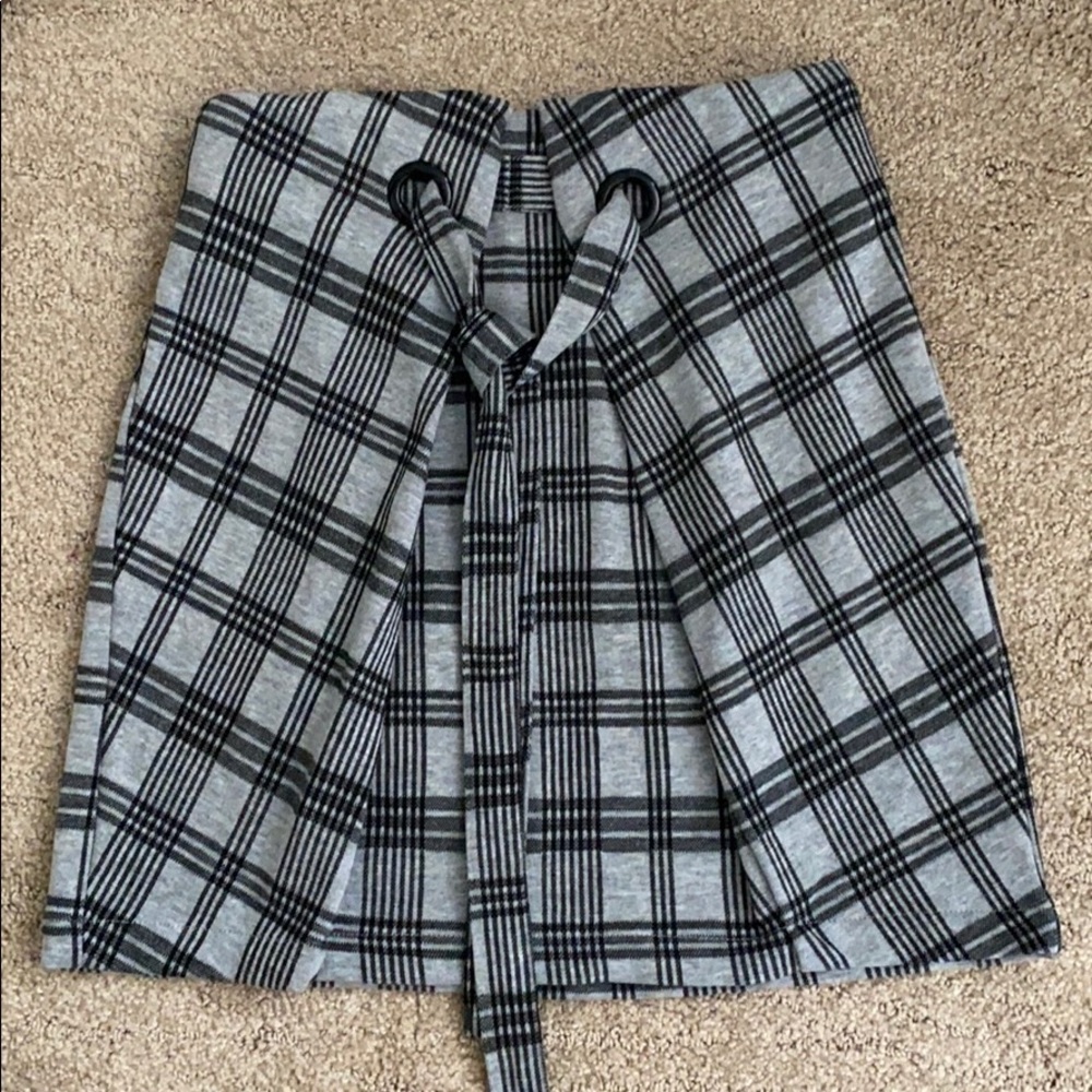 Mini high waisted grey and black plaid skirt